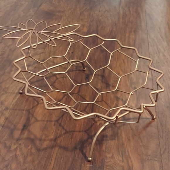 Metal copper pineapple basket - Picture 2 of 4